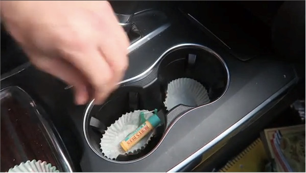 Khay để cốc phía trước của ôtô thường là nơi người dùng thả các vật dụng nhỏ nhắn như pin, chìa khóa, tiền xu, sạc, hay thậm chí bánh quy... Để dễ dàng vệ sinh, bạn có thể lót một đế giấy (loại dành cho cupcake hay bán ở siêu thị) ở phía dưới.