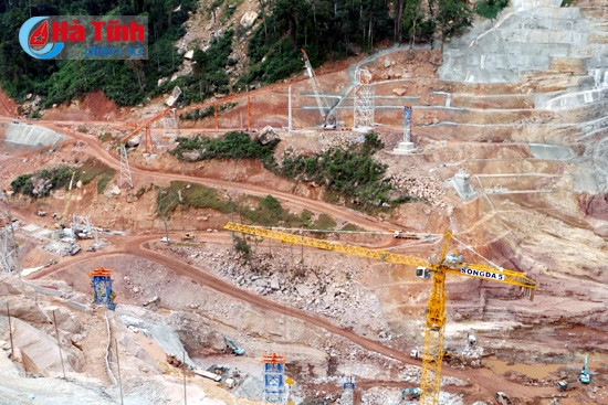 Bí thư Tỉnh ủy tham quan dự án thủy điện nửa tỷ USD của Lào ảnh 2