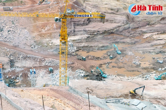 Bí thư Tỉnh ủy tham quan dự án thủy điện nửa tỷ USD của Lào ảnh 4