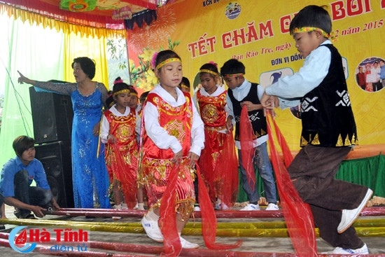 Bản hòa tấu đàn Chơ ra bon, khèn môi ngân vang mừng cơm mới Giao lưu văn nghệ, chung vui ngày tết