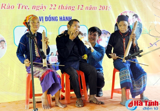 Bản hòa tấu đàn Chơ ra bon, khèn môi ngân vang mừng cơm mới Giao lưu văn nghệ, chung vui ngày tết