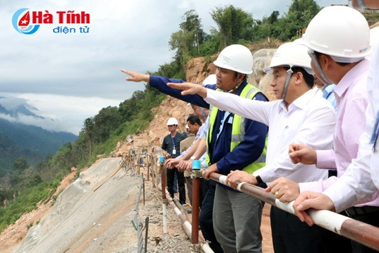 Bí thư Tỉnh ủy tham quan dự án thủy điện nửa tỷ USD của Lào ảnh 1