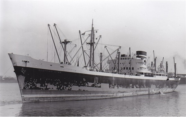 Trong Cuộc chiến 6 ngày năm 1967 giữa Ai Cập và Israel, kênh đào Suez bị đóng cửa, chặn cả hai đầu bằng mìn và tàu chìm. Lúc đó, 15 tàu chở hàng quốc tế đang kẹt giữa kênh ở hồ Great Bitter. Các tàu phải ở đó suốt 8 năm. Họ lập hẳn một cộng đồng nổi, tổ chức các trận đấu thể thao và sự kiện giải trí. Thậm chí, họ còn có cả tem riêng và hệ thống giao thương nội bộ. Cuối cùng, các tàu được rời kênh vào năm 1975, nhưng chỉ có hai tàu đủ sức thực hiện nốt hành trình. Ảnh: 7seasvessels.