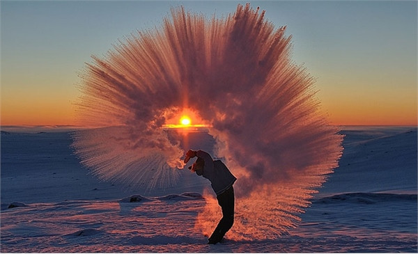 Đổ tách trà nóng vào không khí -40 độ ở Bắc Cực ảnh 2