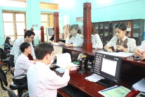 Trong lúc chờ kết nối thông tin với cơ quan công an, doanh nghiệp vẫn phải nộp chứng từ nộp thuế bằng giấy. ảnh: PV
