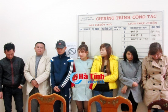 Công an ập bắt 9 đối tượng đang hát, lắc điên loạn ảnh 1