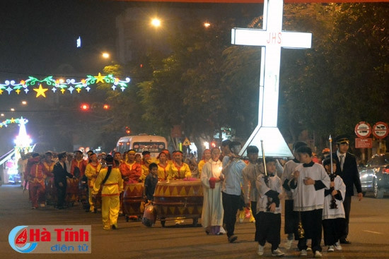 Giáo dân Giáo xứ Tịnh Giang thực hiện nghi lễ rước thánh giá, rước Chúa hết sức trang nghiêm và ấm áp