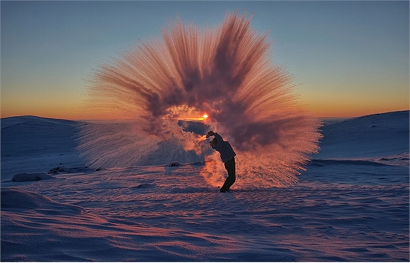 Đổ tách trà nóng vào không khí -40 độ ở Bắc Cực ảnh 4