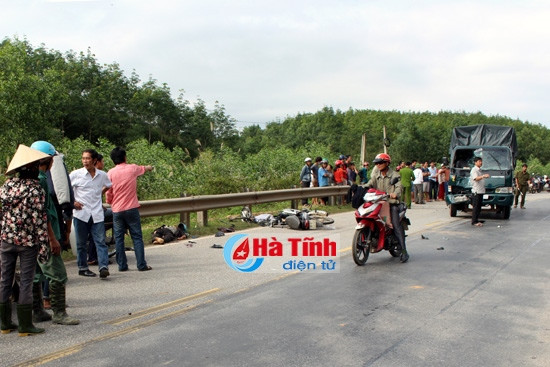 Va chạm ô tô, 2 phụ nữ đi xe máy tử vong tại chỗ ảnh 1