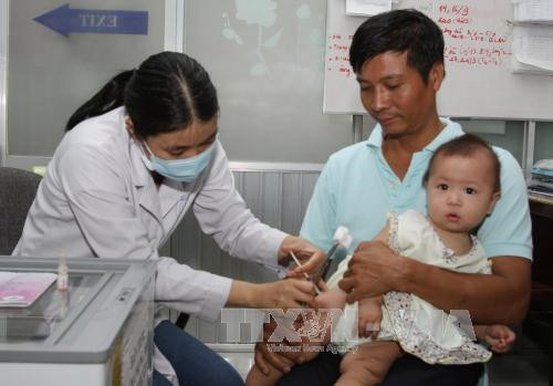 Trẻ tiêm ngừa vắc xin Tiêm chủng mở rộng tại Viện Pastuer Thành phố Hồ Chí Minh. Ảnh: Phương Vy-TTXVN