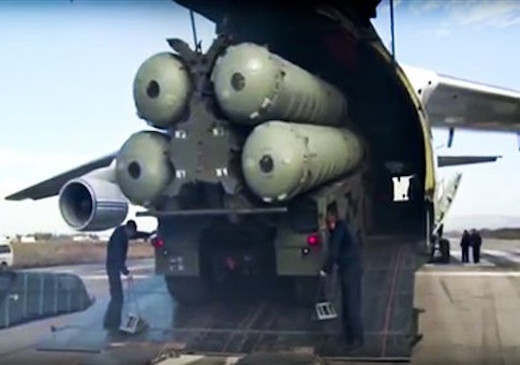 Hệ thống S-400 được máy bay vận tải An-124 của Nga chuyển tới căn cứ không quân Hemeimeem, Latakia. Ảnh: AP