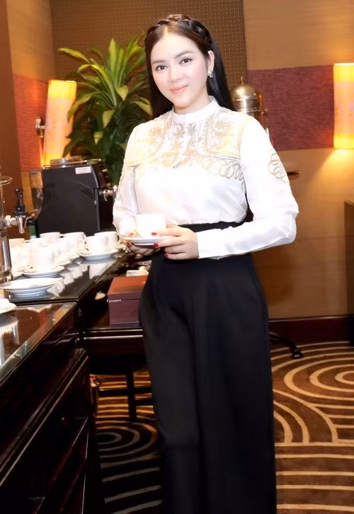 Trắng và đen là hai tông màu không bao giờ lỗi mốt, bởi tính đơn giản và dễ sử dụng của nó. Trong năm nay, đây là hai tông màu được yêu thích nhất. Từ phong cách xuân hè cho đến thu đông, thậm chí trong những bộ sưu tập dành cho mùa thời trang 2016, nhiều nhà thiết kế Việt vẫn dành nhiều tình cảm cho sắc trắng và đen.