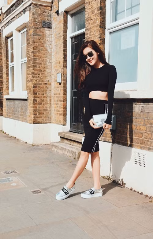 Giày slip on (giày lười) cùng các kiểu giày buộc dây phom dáng thể thao, các mẫu giày đế bệt, giày bánh mỳ cũng được yêu thích. Trong đó không thể không kể đến những mẫu giày slip on được làm trên chất liệu bắt sáng.