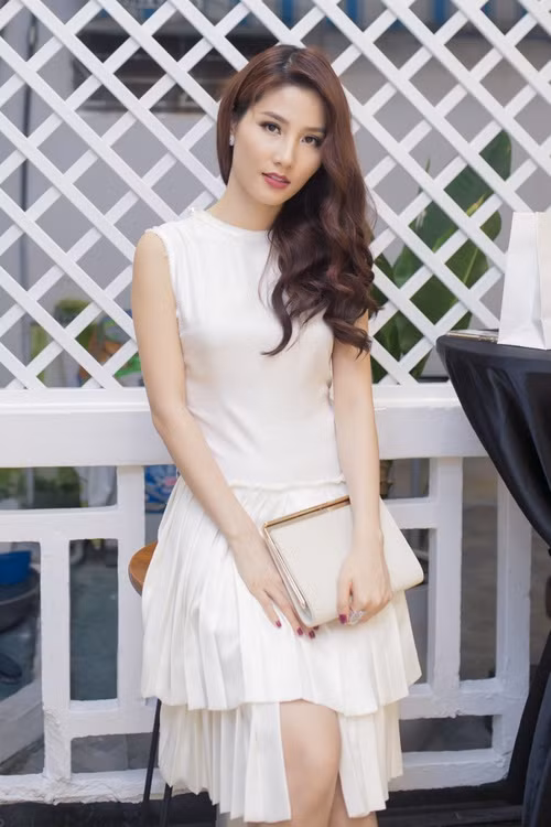 Là một điểm nhấn ở dòng thời trang vintage, váy xếp ly đánh dấu sự lên ngôi trong mùa thu năm nay.