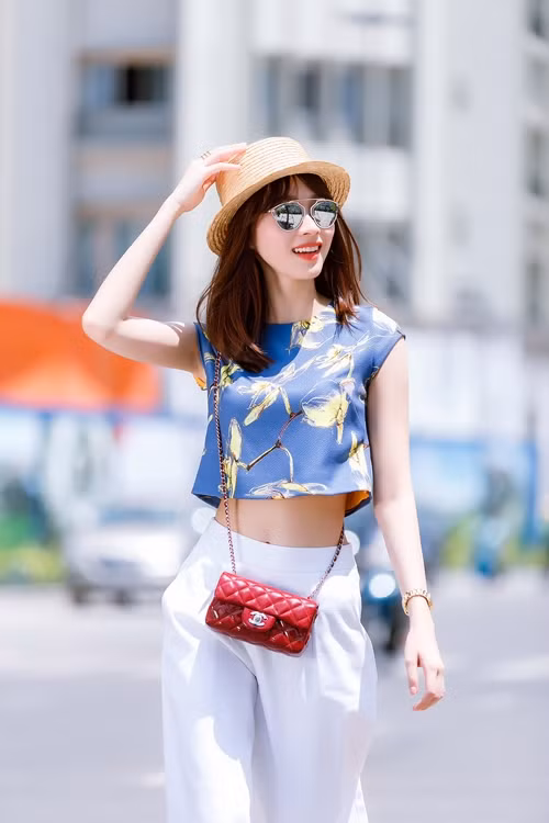 Thay vì những mẫu túi phom dáng rộng, túi xách tay to bản, những kiểu túi mini có kích thước nhỏ nhắn lại chiếm ưu thế ở mùa mốt năm nay.