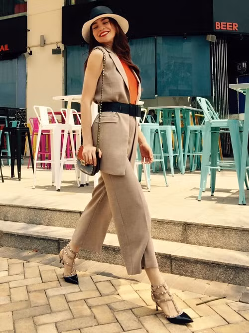 Quần culottes (quần lửng ống rộng) thực sự tạo nên cơn sốt trong mùa thời trang hè thu 2015 và ngay cả khi tiết trời bắt đầu sang đông thì mẫu quần khó mặc đẹp này vẫn được phái đẹp ưa chuộng.