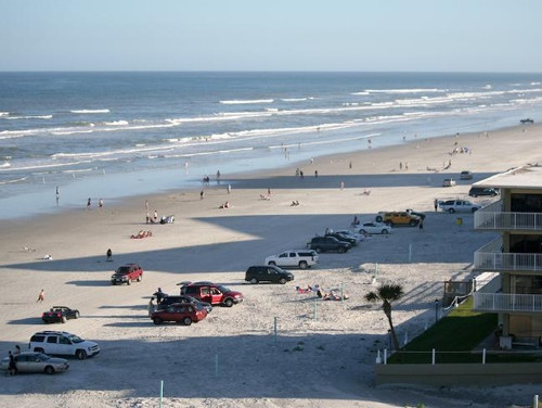 New Smyrna, Florida, Mỹ: Với 250 vụ cá mập tấn công trong lịch sử, New Smyrna trở thành bãi biển có số lần cá mập tấn công cao nhất thế giới tính trên mỗi km vuông. Theo Cơ sở dữ liệu quốc tế về cá mập tấn công người (ISAF), biển ở Florida là "thủ đô cá mập của thế giới". Người ta ước tính trong vòng 3 m có một con cá mập nhưng may mắn hầu hết các vụ đều không dẫn đến tử vong. ISAF cũng cho biết có 72 vụ cá mập tấn công trên thế giới vào năm ngoái và tăng đều từ năm 1990 đến nay.