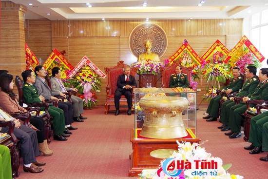Lãnh đạo Hà Tĩnh chúc mừng Bộ Tư lệnh Quân khu 4 ảnh 1
