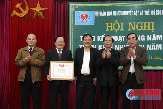 Trao bằng khen của Hội bảo trợ NKT&TMC Việt Nam cho Hội bảo trợ NKT&TMC Hà Tĩnh và 3 cá nhân xuất sắc