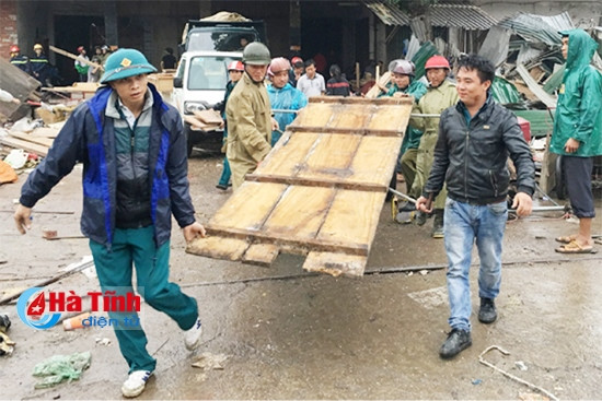 TX Kỳ Anh tăng cường lực lượng giúp đỡ người dân nhanh chóng giải tỏa mặt bằng...