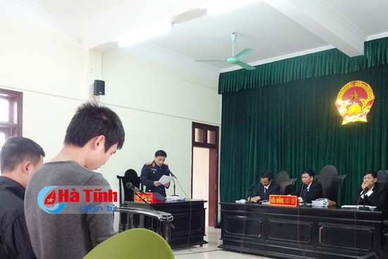 "Cắm" điện thoại bất thành, rủ đồng bọn phá tung tiệm cầm đồ ảnh 1