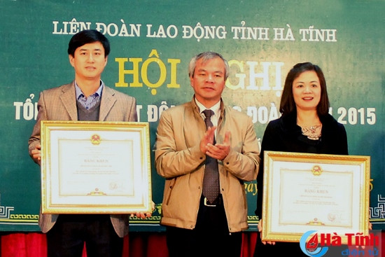 Lãnh đạo tỉnh, LĐLĐ Việt Nam và Ban TĐ-KT tỉnh trao các phần thưởng cho các tập thể, cá nhân xuất sắc