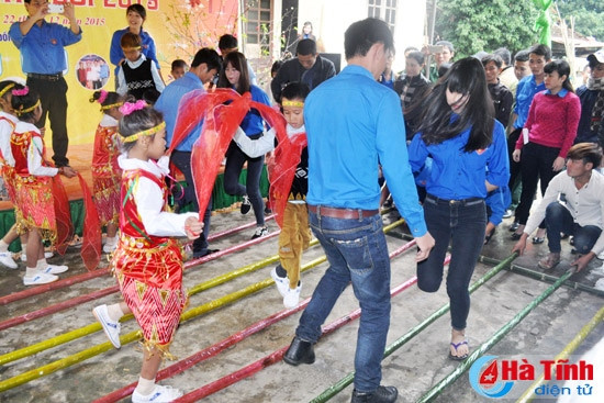 Bản hòa tấu đàn Chơ ra bon, khèn môi ngân vang mừng cơm mới Giao lưu văn nghệ, chung vui ngày tết