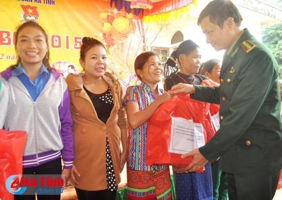 Các đơn vị trao tặng quà cho những hộ dân, thanh niên tiêu biểu dân tộc Chứt và thanh niên người Rục (Quảng Bình)