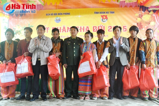 Các đơn vị trao tặng quà cho những hộ dân, thanh niên tiêu biểu dân tộc Chứt và thanh niên người Rục (Quảng Bình)