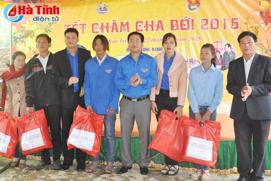 Các đơn vị trao tặng quà cho những hộ dân, thanh niên tiêu biểu dân tộc Chứt và thanh niên người Rục (Quảng Bình)