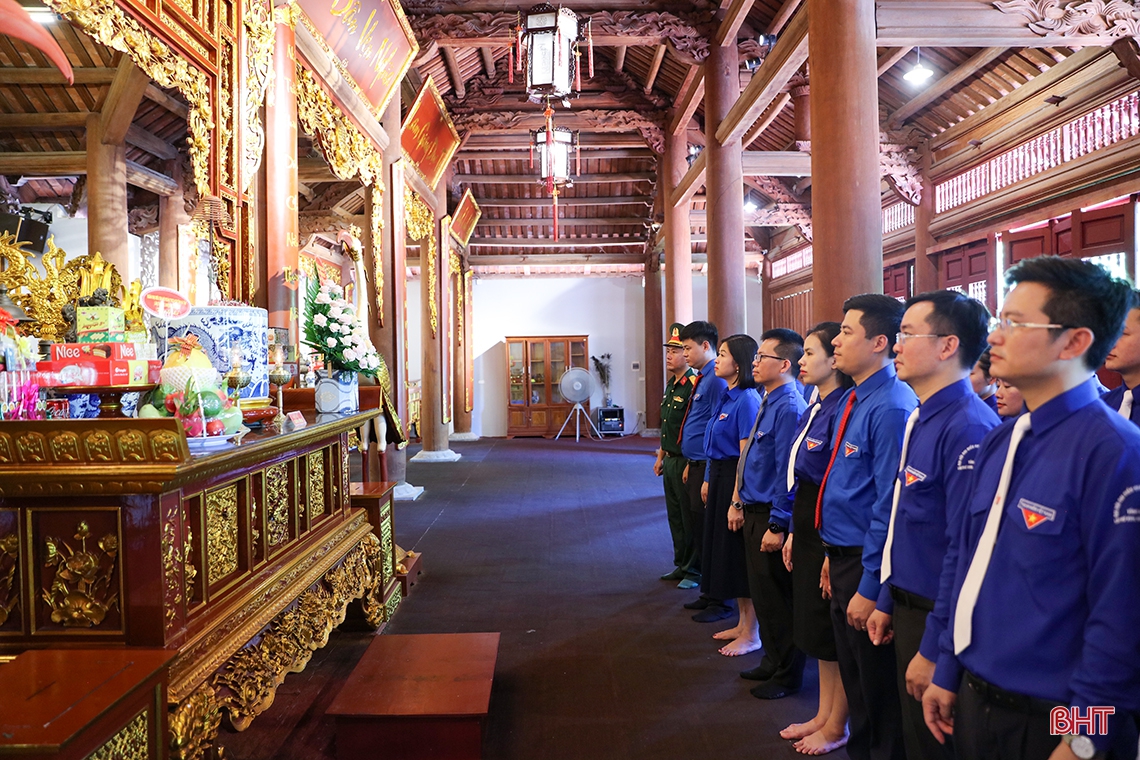 Đoàn đại biểu dự Đại hội Đoàn toàn tỉnh Hà Tĩnh dâng hương tưởng niệm Bác Hồ và các anh hùng, liệt sỹ