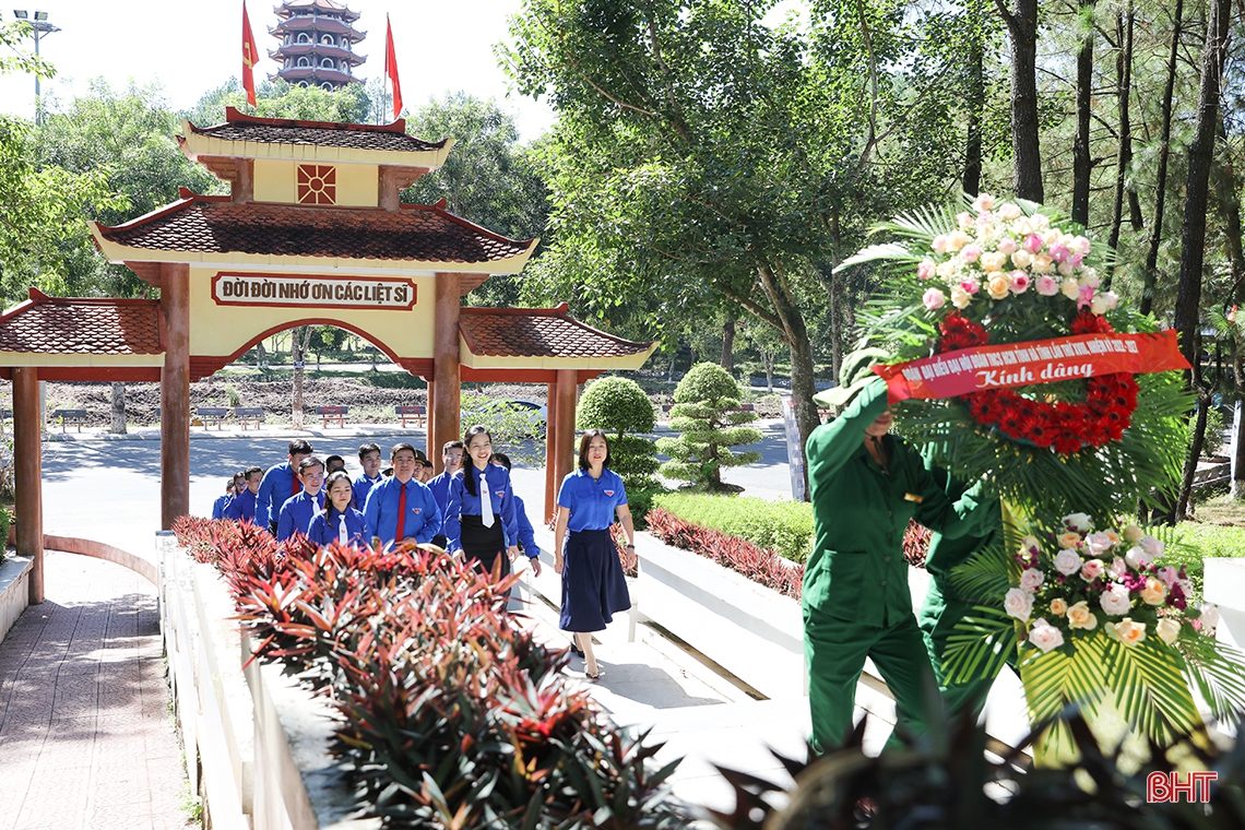 Đoàn đại biểu dự Đại hội Đoàn toàn tỉnh Hà Tĩnh dâng hương tưởng niệm Bác Hồ và các anh hùng, liệt sỹ