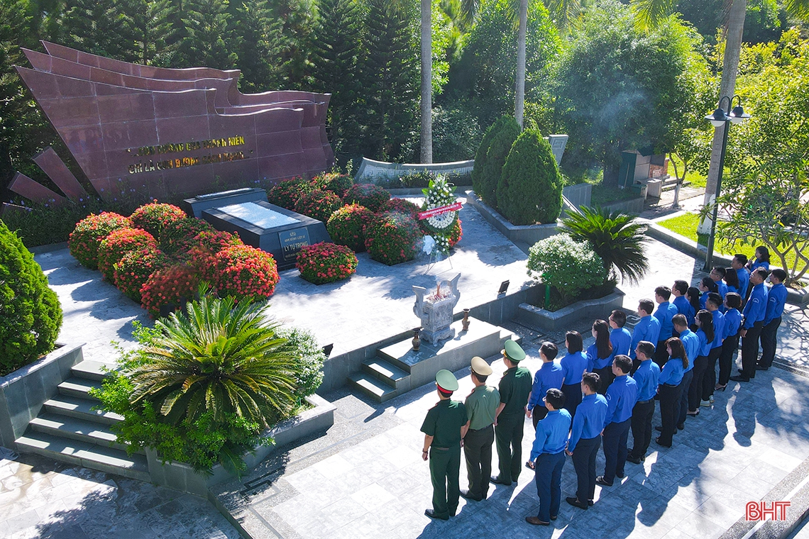 Đoàn đại biểu dự Đại hội Đoàn toàn tỉnh Hà Tĩnh dâng hương tưởng niệm Bác Hồ và các anh hùng, liệt sỹ