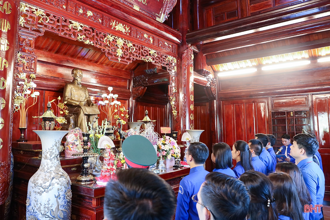 Đoàn đại biểu dự Đại hội Đoàn toàn tỉnh Hà Tĩnh dâng hương tưởng niệm Bác Hồ và các anh hùng, liệt sỹ