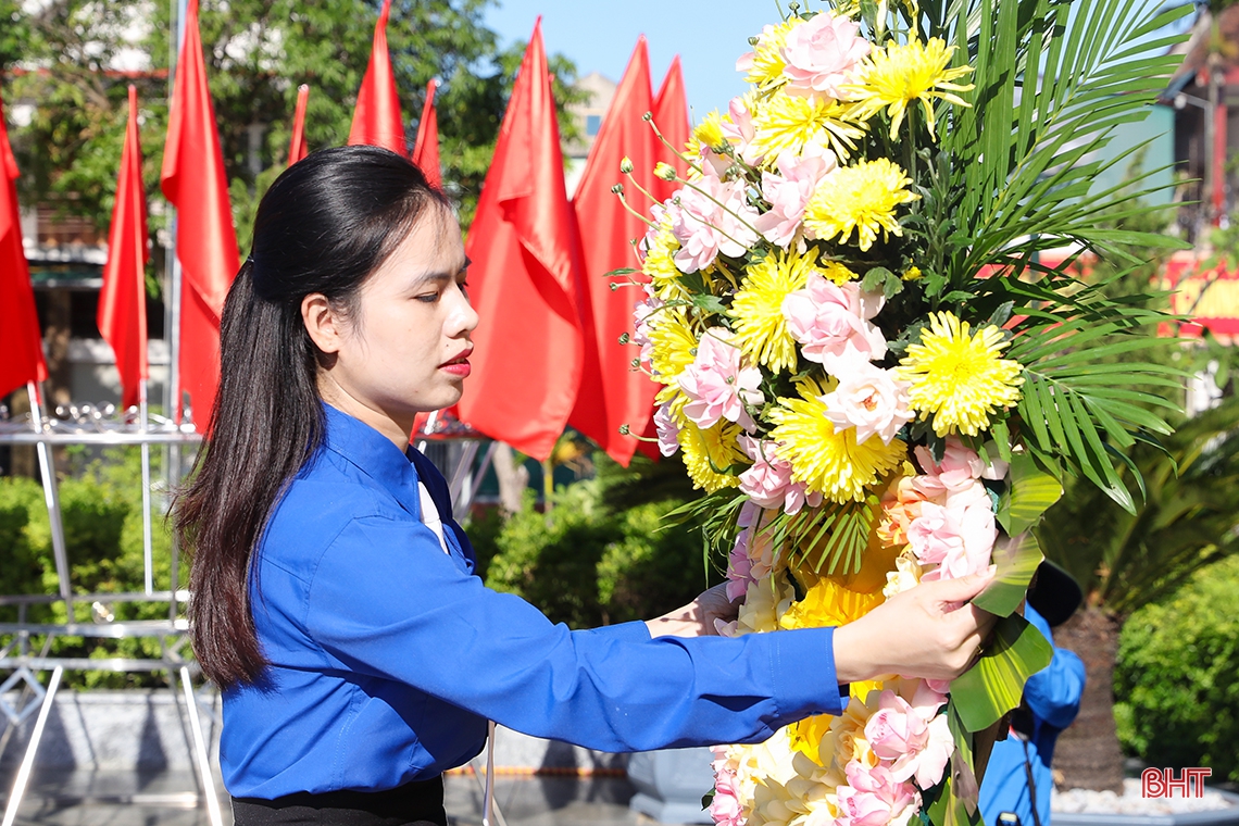 Đoàn đại biểu dự Đại hội Đoàn toàn tỉnh Hà Tĩnh dâng hương tưởng niệm Bác Hồ và các anh hùng, liệt sỹ