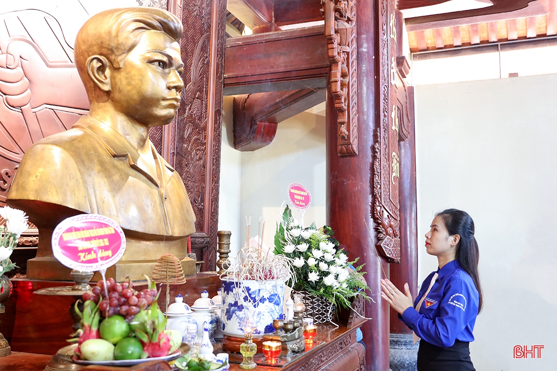 Đoàn đại biểu dự Đại hội Đoàn toàn tỉnh Hà Tĩnh dâng hương tưởng niệm Bác Hồ và các anh hùng, liệt sỹ