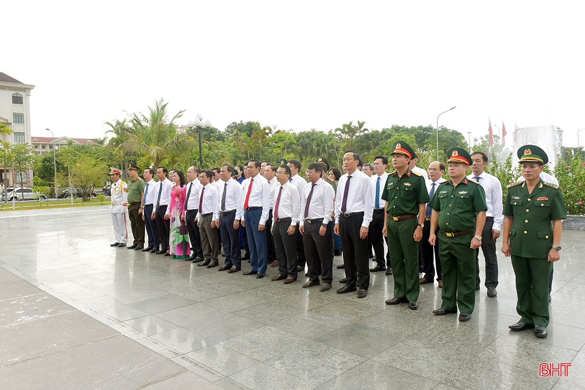 Lãnh đạo tỉnh dâng hương tưởng niệm Chủ tịch Hồ Chí Minh