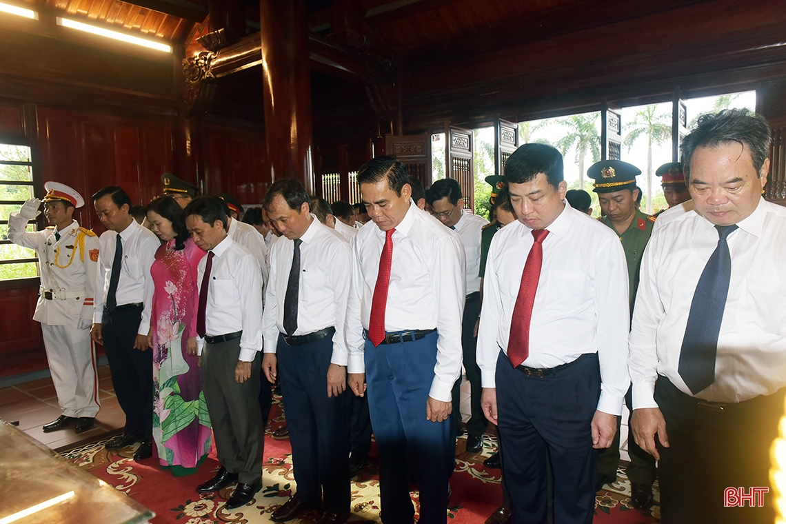 Lãnh đạo tỉnh dâng hương tưởng niệm Chủ tịch Hồ Chí Minh