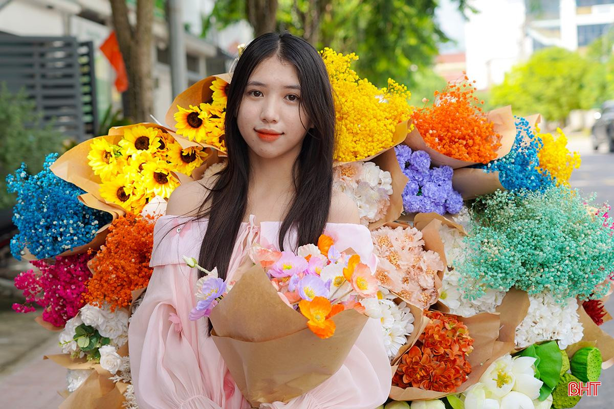 Nhiều loại hoa rực rỡ sắc màu như hoa sen, hướng dương, baby... khiến cho xe hoa trở nên bắt mắt.