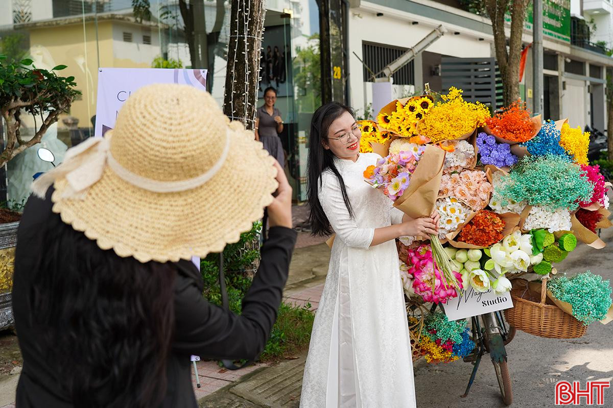 Xe hoa được đặt phía trước một studio trên đường Nguyễn Huy Oánh thu hút đông bạn trẻ đến check-in. Theo chia sẻ của chủ studio, xe được trưng bày từ 8h sáng đến 18h chiều hằng ngày, phục vụ người dân đến chụp ảnh miễn phí.