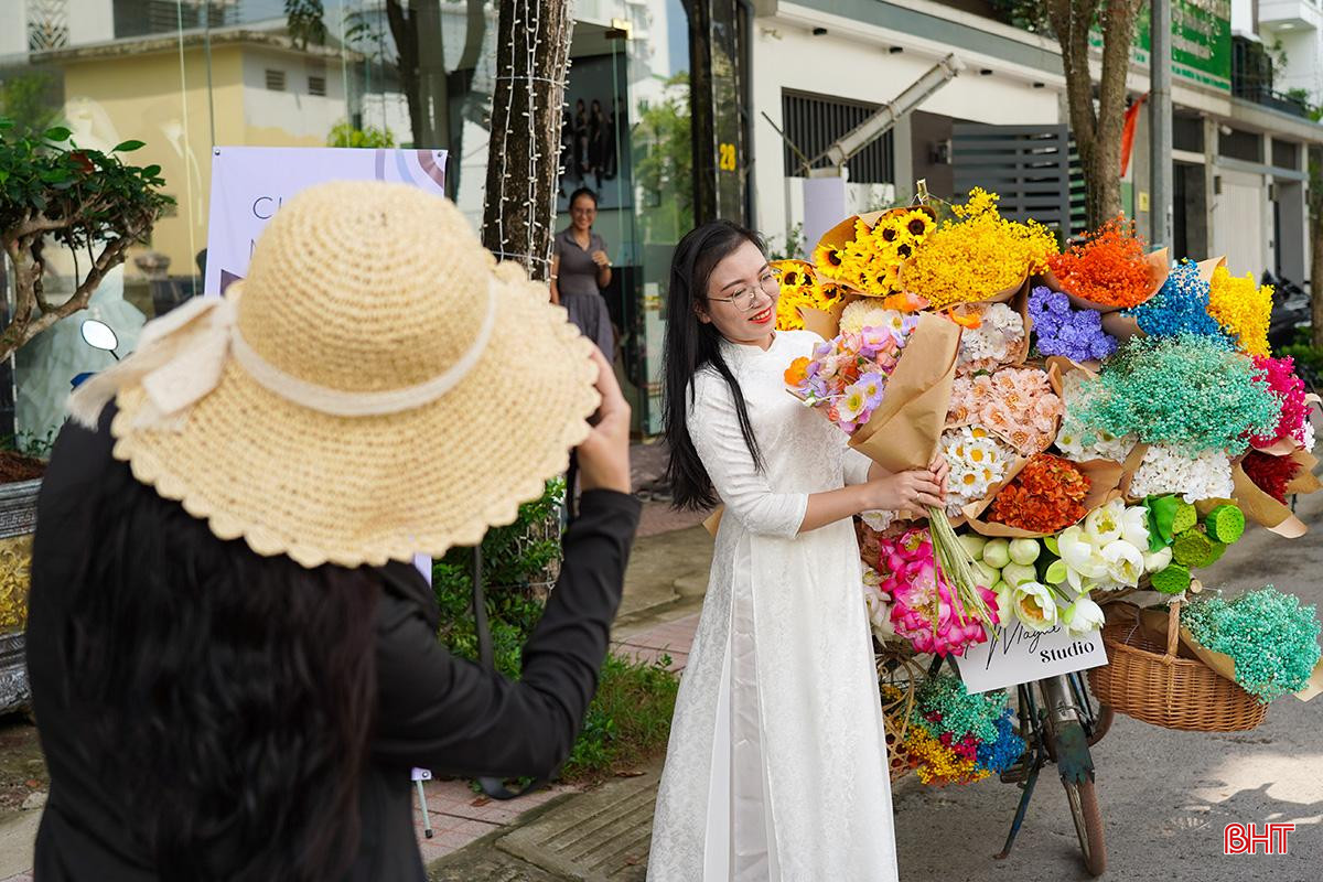 Xe hoa được đặt phía trước một studio trên đường Nguyễn Huy Oánh thu hút đông bạn trẻ đến check-in. Theo chia sẻ của chủ studio, xe được trưng bày từ 8h sáng đến 18h chiều hằng ngày, phục vụ người dân đến chụp ảnh miễn phí.