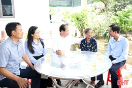 Lãnh đạo tỉnh tặng quà tri ân các gia đình chính sách