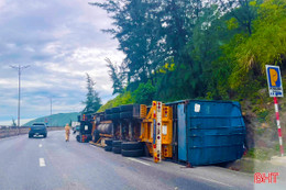 Xe container lật ngang giữa đường, 2 người bị thương