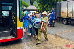 Hà Tĩnh gấp rút sơ tán dân khỏi khu vực nguy hiểm trước khi bão số 5 đổ bộ