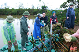 Hơn 100 người khẩn trương gia cố, bảo vệ hồ Cơn Trè ở phường Vũng Áng