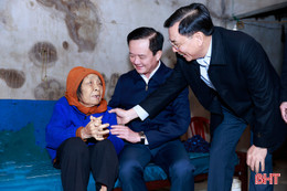 Phó Chủ tịch Thường trực UBND tỉnh Trần Báu Hà tặng quà Tết các hộ hoàn cảnh khó khăn 