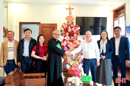 Lãnh đạo phường Sông Trí chúc mừng Giáng sinh tại Giáo phận Hà Tĩnh 