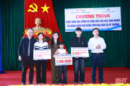 Trao học bổng, quà tết cho học sinh khó khăn các xã Kỳ Lạc, Kỳ Thượng