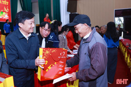 Vingroup trao gần 7.000 suất quà tết cho các hộ khó khăn ở Hà Tĩnh