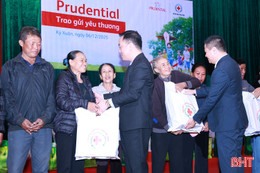 Prudential Việt Nam trao 60 suất quà cho các gia đình bị ảnh hưởng mưa bão tại Hà Tĩnh